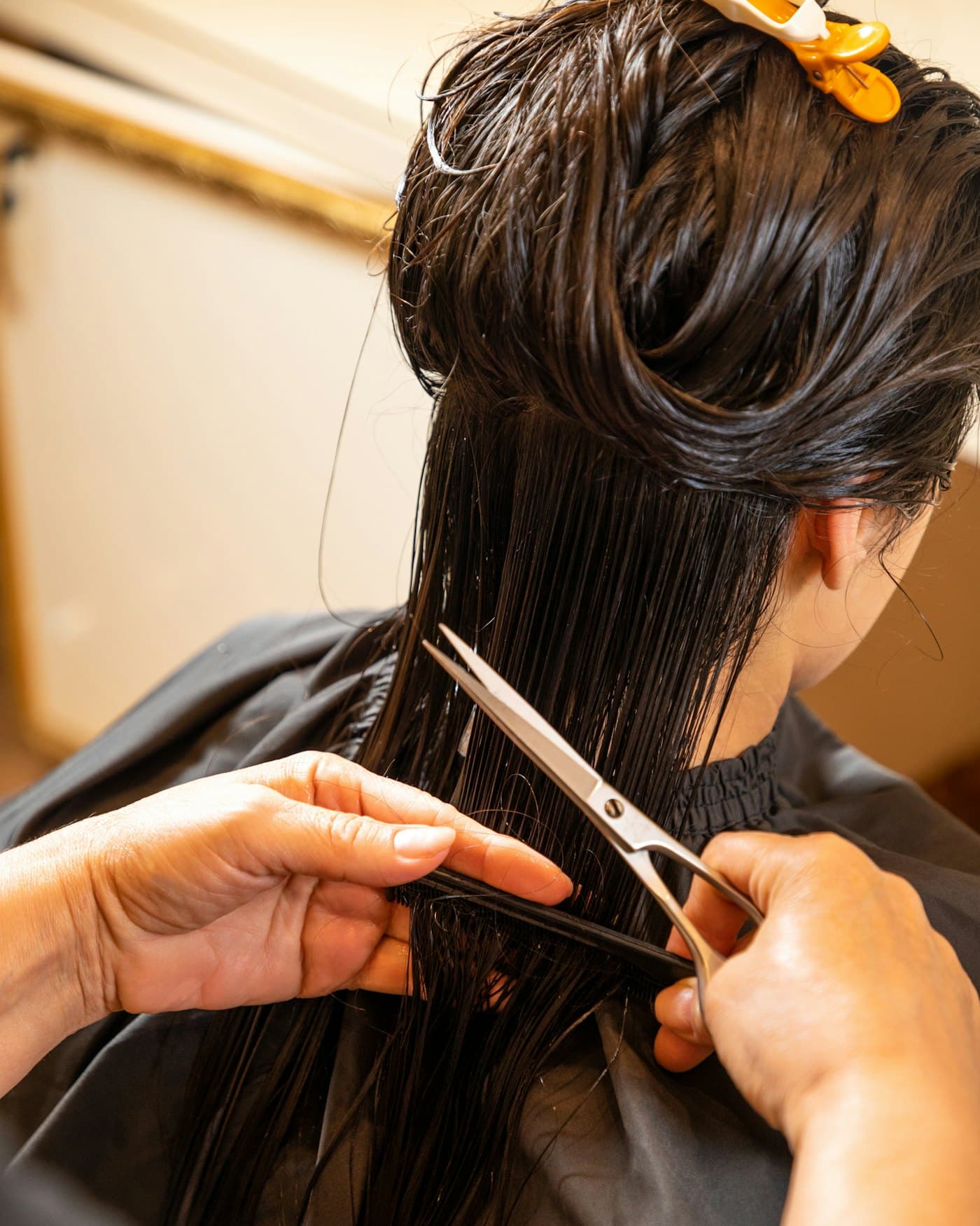 Präzisionsschnitt am nassen Haar