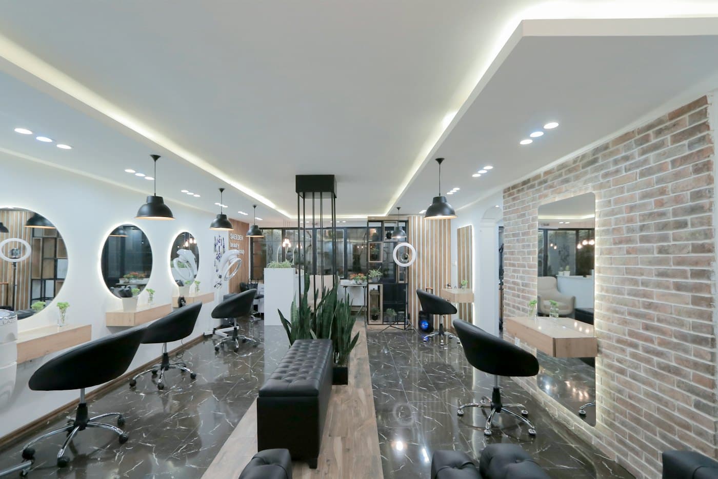 Salon mit Ziegelwand
