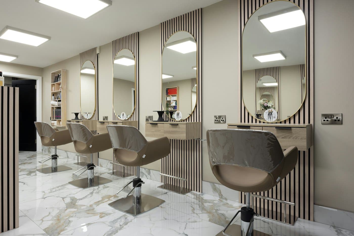 Salon mit ovalen Spiegeln und hellen Holzlamellen