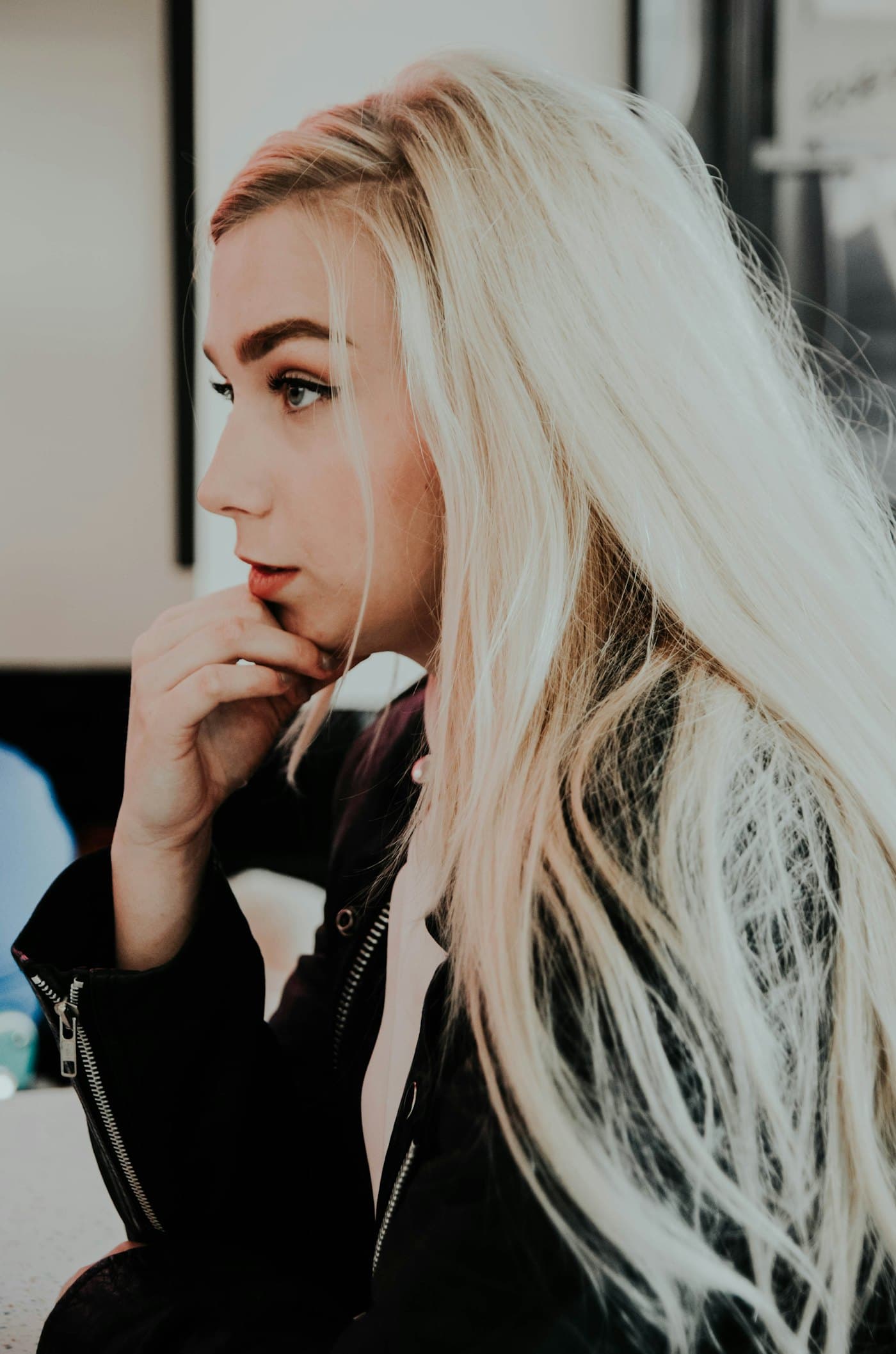 Langes, hellblondes Haar im Profil