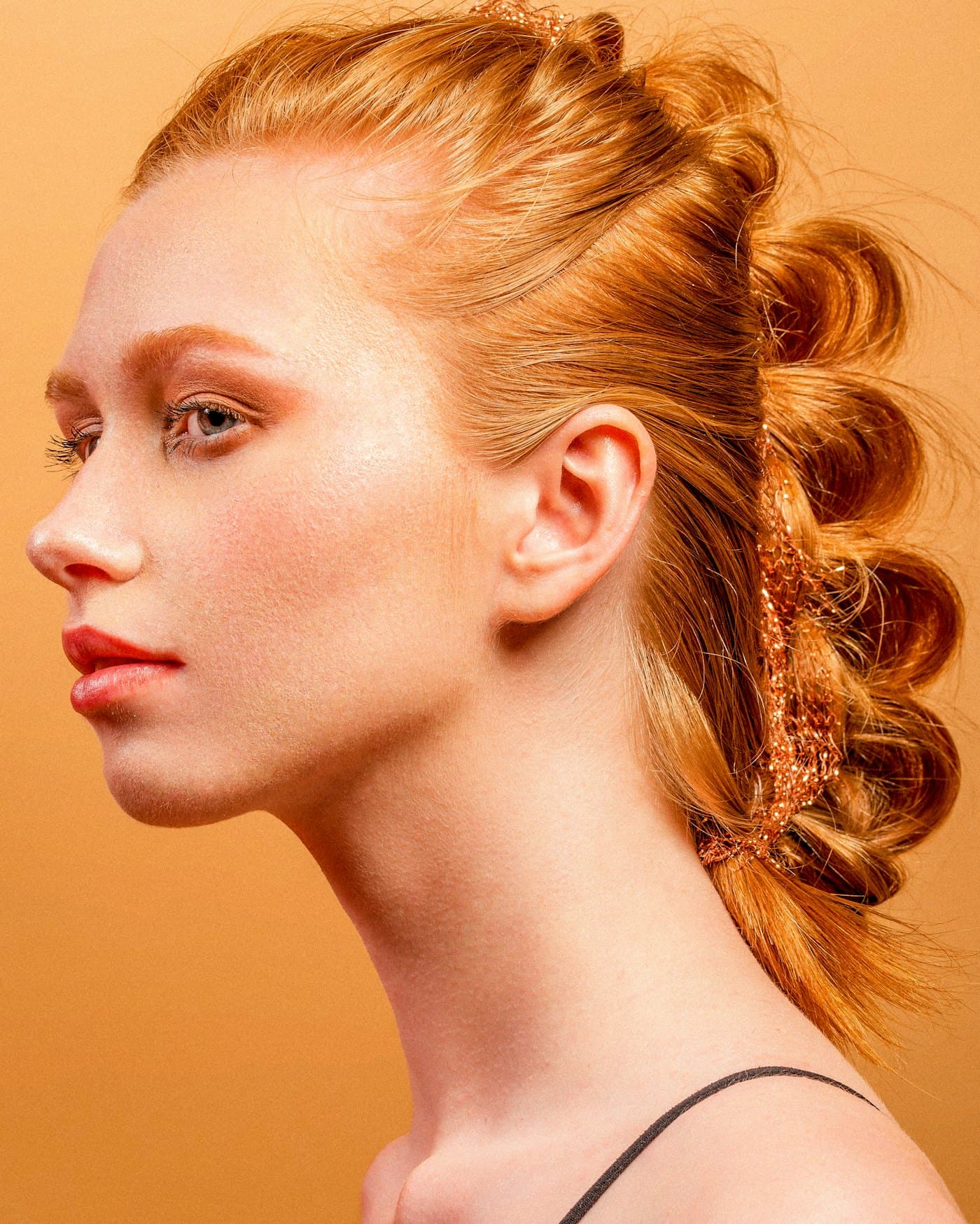 Kupferrotes Haar zu Locken gesteckt